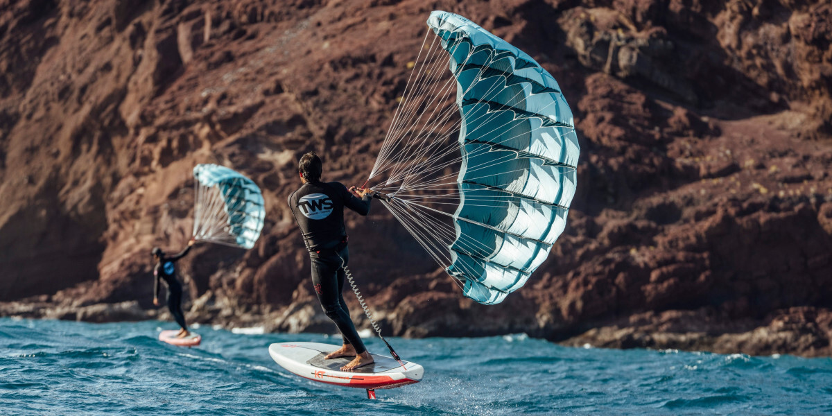 There are no splits in the bridle. They go directly from the pigtails to the canopy. the bridle lines on the Aeryn P1 parawing go directly to the sail.