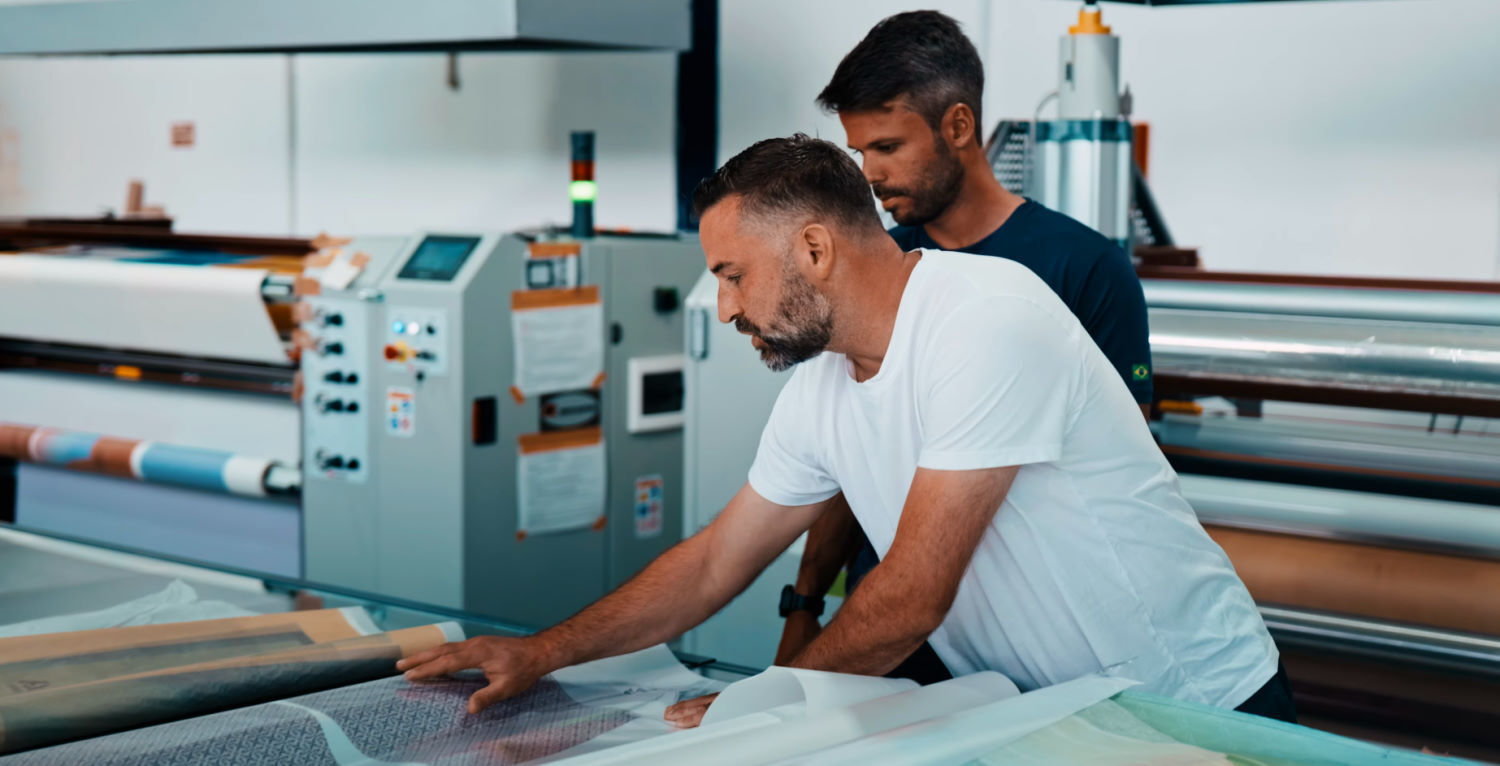 Digital printing has opened up incredible possibilities for kite graphc design. Ralf Groesel and Rubens chat about digital printing at the Brainchild facility.