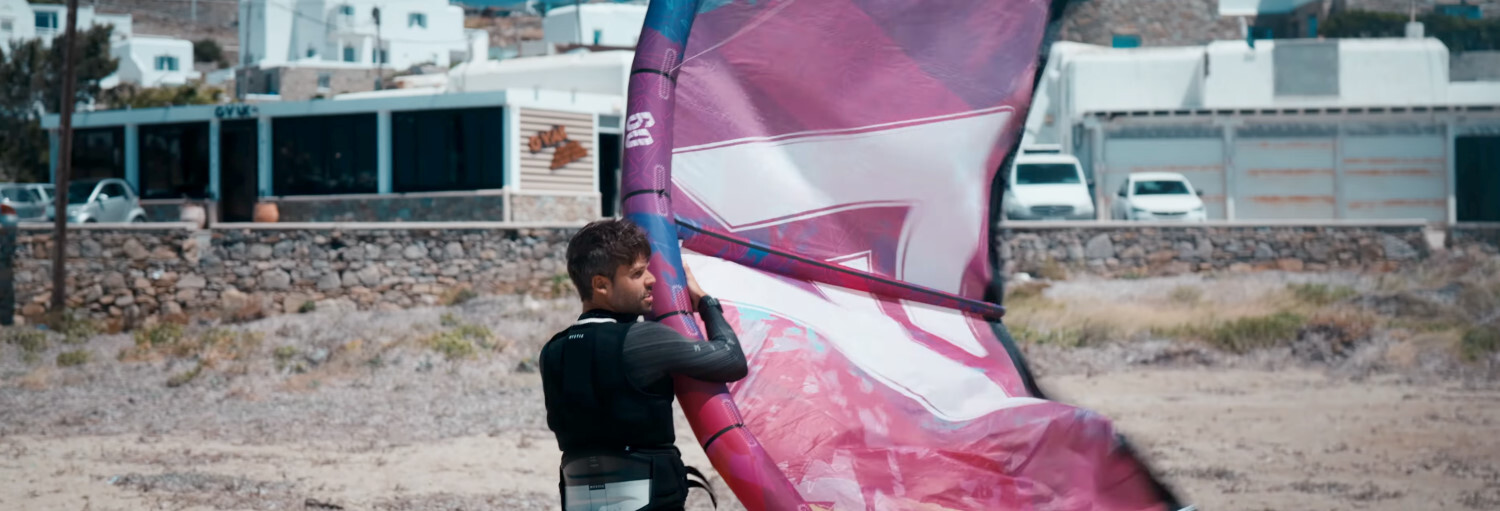 ProWeld allows for thinner, stiffer leading edges. Rubens stands on the beach, holding a kite by the leading edge.