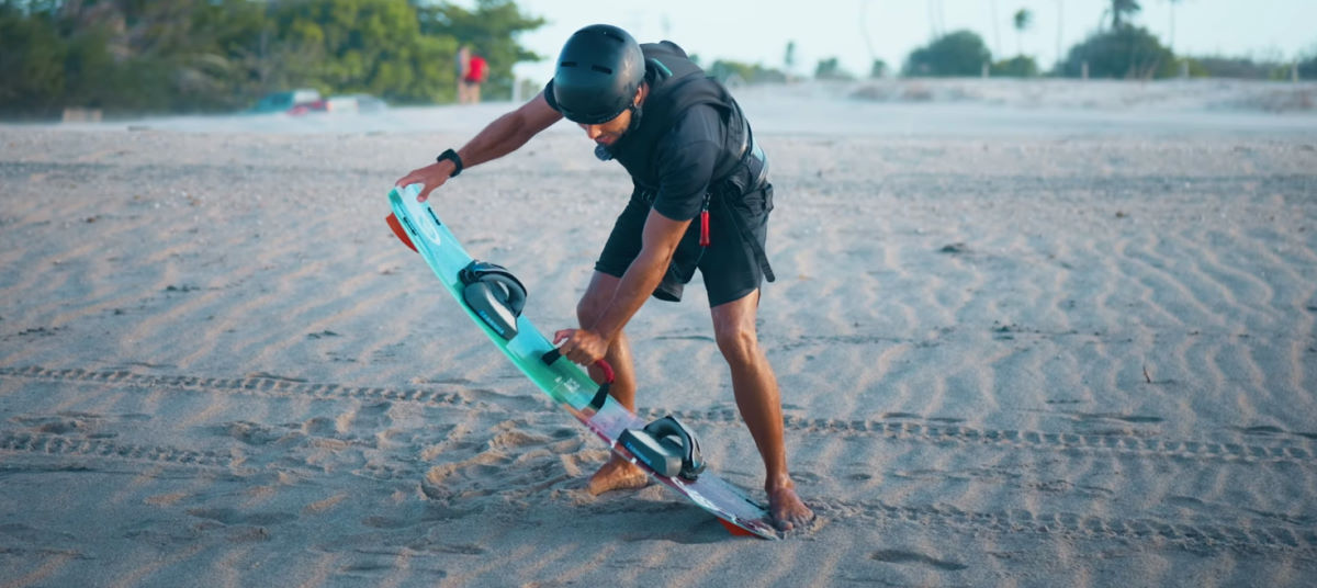 Rubens pushes on the Ace to show how flexible it is.