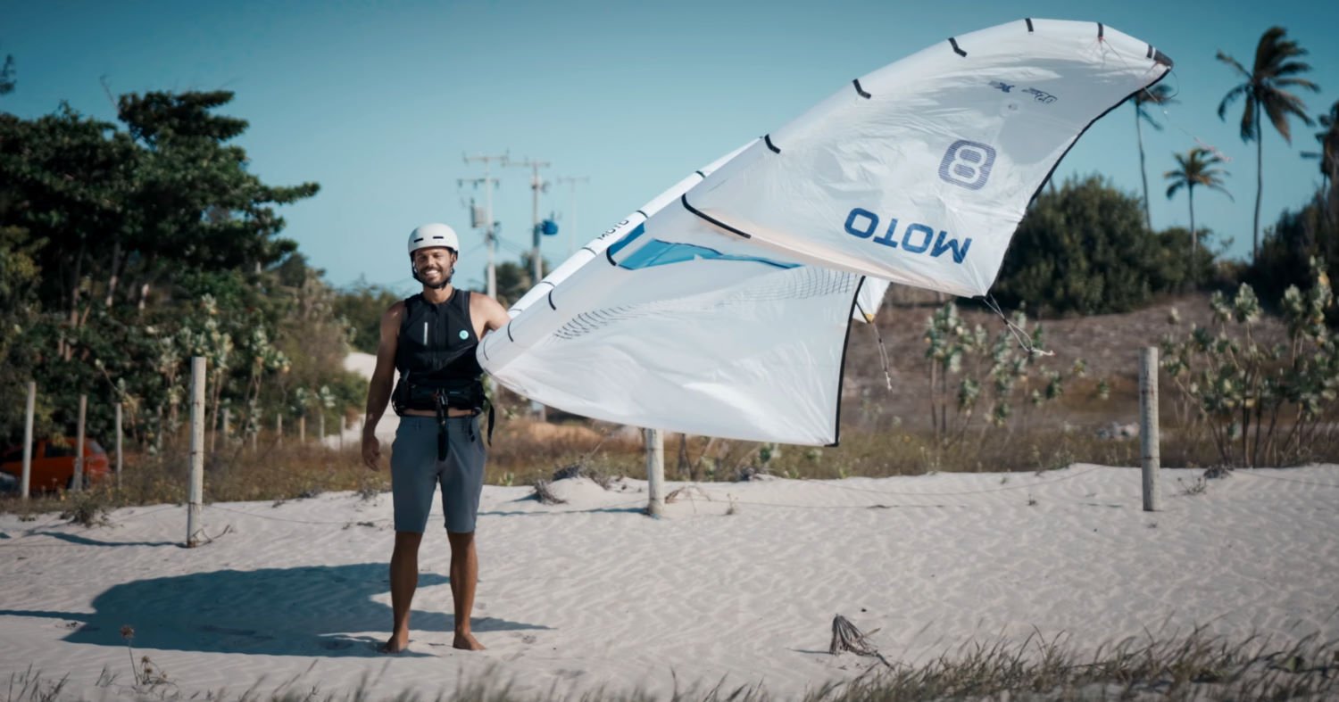 After testing, the Brazilian Brothers came away with a positive experience on the 2026 Moto Apex. Rubens stands on the beach, holding the Moto Apex.