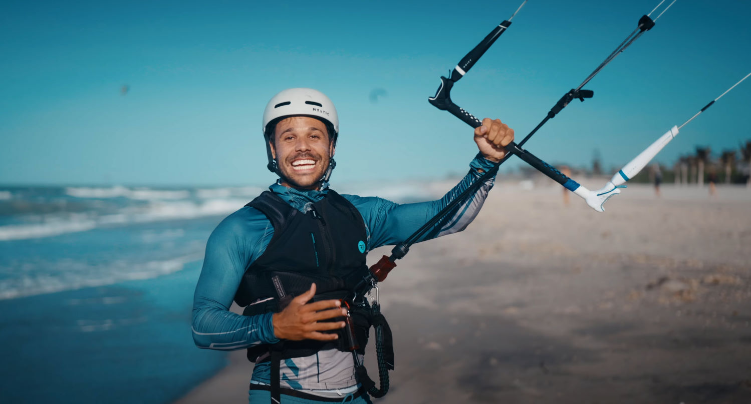 Is 2026 the Cabrinha Unify's year to shine? Rubens stands on the beach, flying a kite with the 2026 Cabrinha Unify control bar.