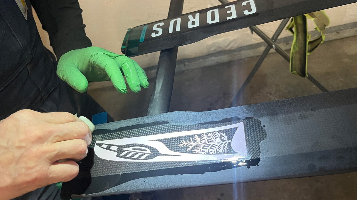 A worker makes a Cedrus mast in the factory.