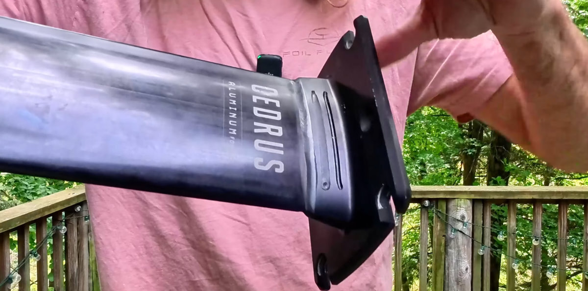 The top and bottom connections are welded onto the mast for stiffness.