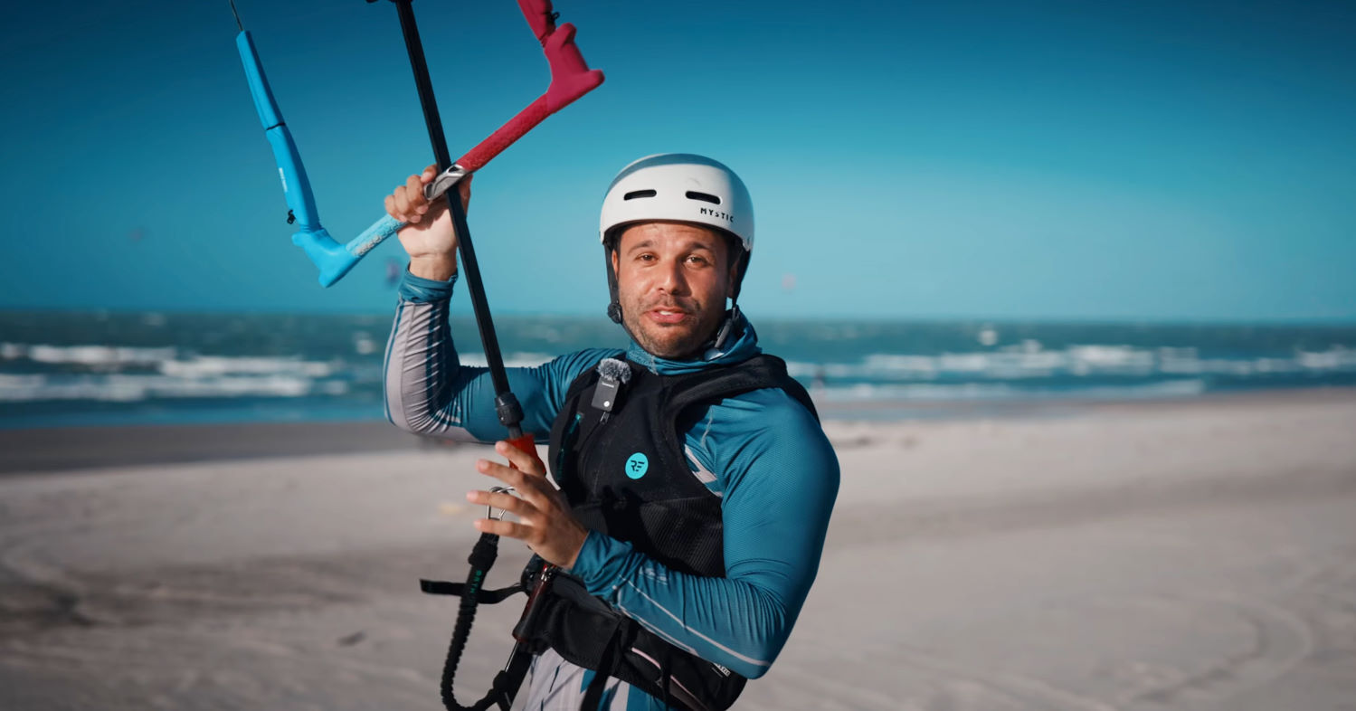 Rubens flies his kite one-handed with the light bar pressure.