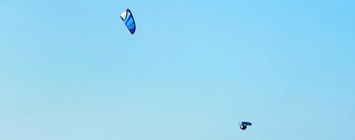 The Thrive's speed makes it an exceptional looper. A kiteboarder flies the Thrive kite in a loop as he jumps.