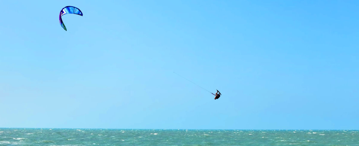The Thrive is fast and can jump quite high. A kiteboarder jumps high with the Thrive kite.