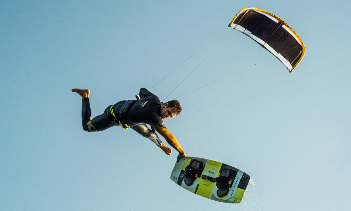 An all-around kite can still be high-performance. A kiteboarder performs a board-off maneuver with the RS Pro kite.