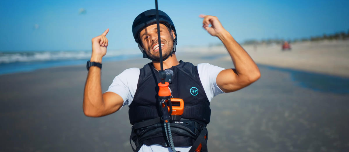 Rubens takes his hands off the bar and lets the kite hover above him.