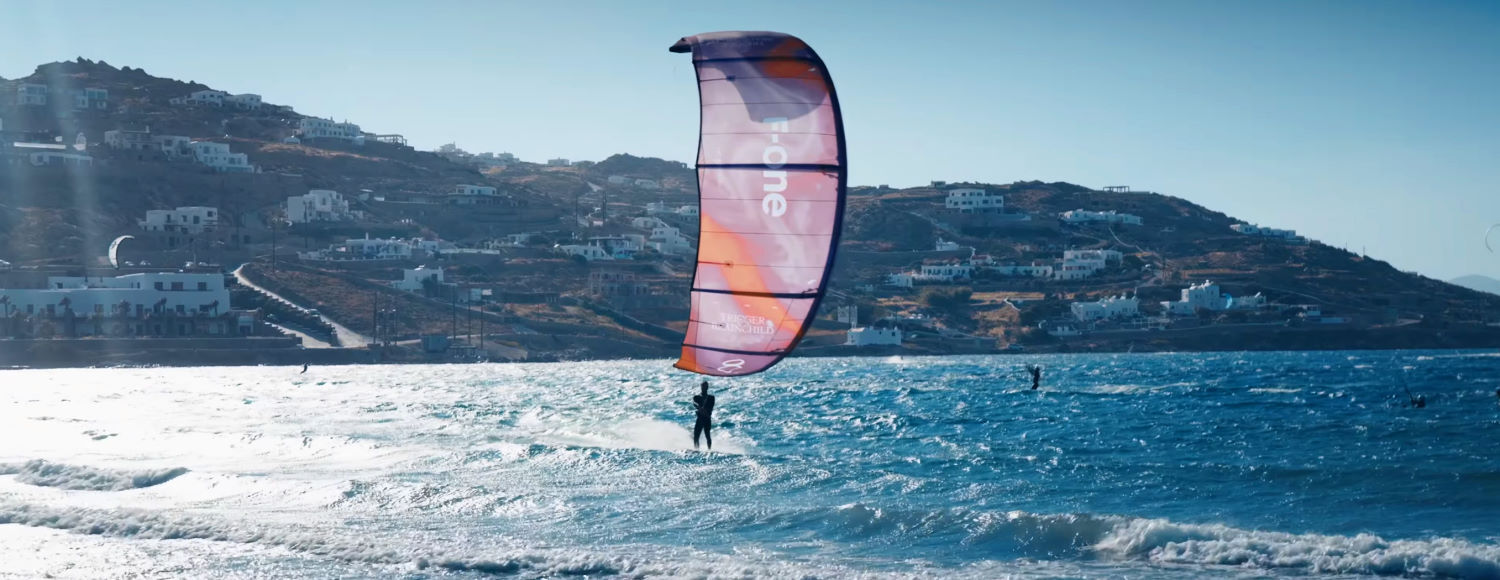 The V3 Trigger is stable and much quieter than the V2 model. Rubens cruises on the water with the F-One Trigger.