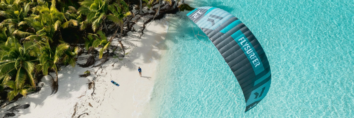 The flysurfer Soul 4 is easier to launch. Launching the Soul 4 at a tropical beach