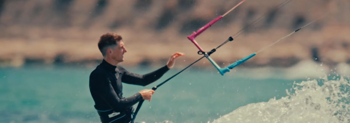 Auto-untwist: When you know, you know. A kiteboarder lets the control bar auto-untwist.
