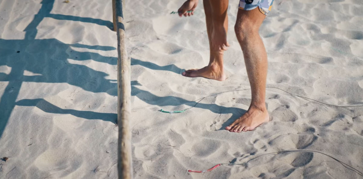 Lay your lines out neatly as if you're setting up to fly. Rubens lays out the lines in order on the beach.