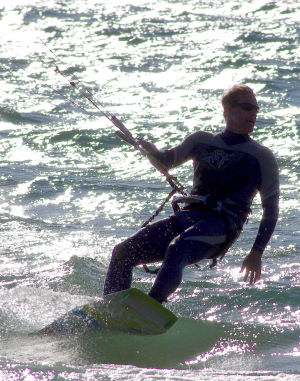 Kiteboarding széllel szemben