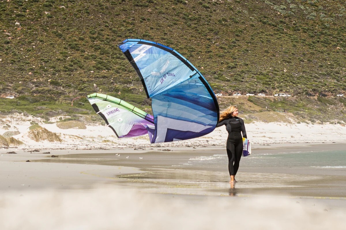 Woman hold the Harlem Thrive kiteboarding kite