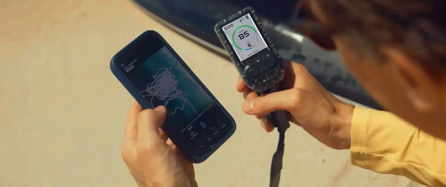 You can track your session and do so much more with the remote and app. A foiler checks their GPS track on the Manta app.