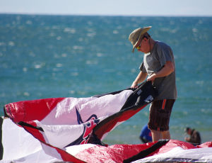 A new kiteboarder on the beach