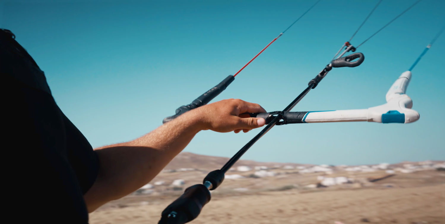 The auto-unswivel feature is a game-changer for advanced riders. A kiteboarder controls his kite with one hand with the North Navigator Pro bar.