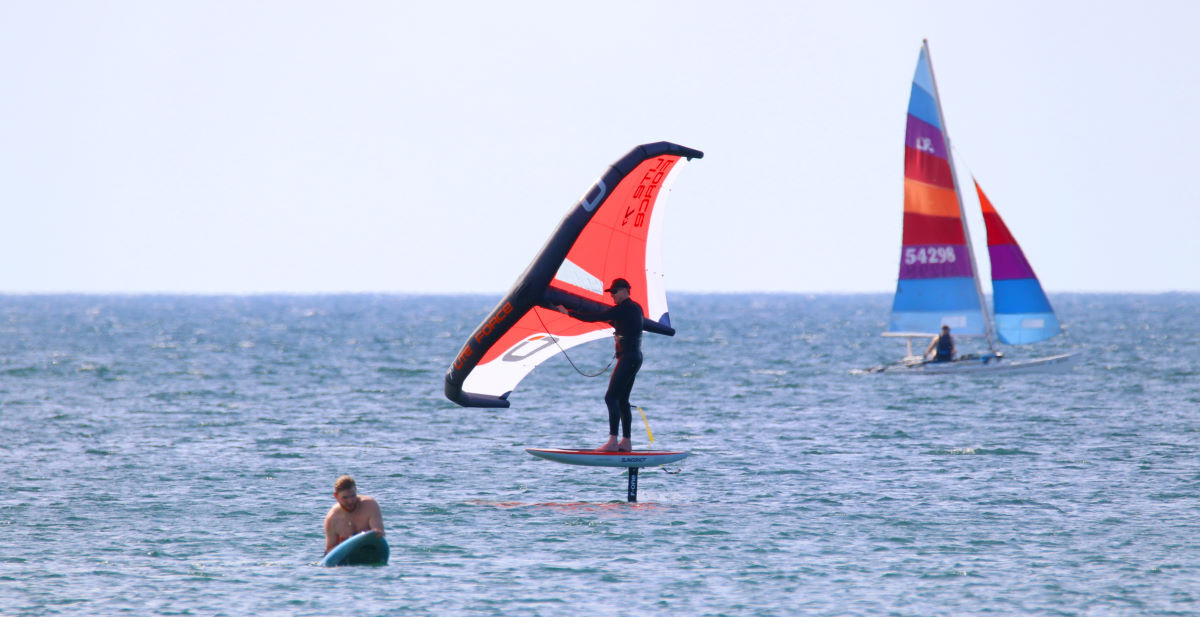 Jeff wing foils with a relaxed, narrow stance.