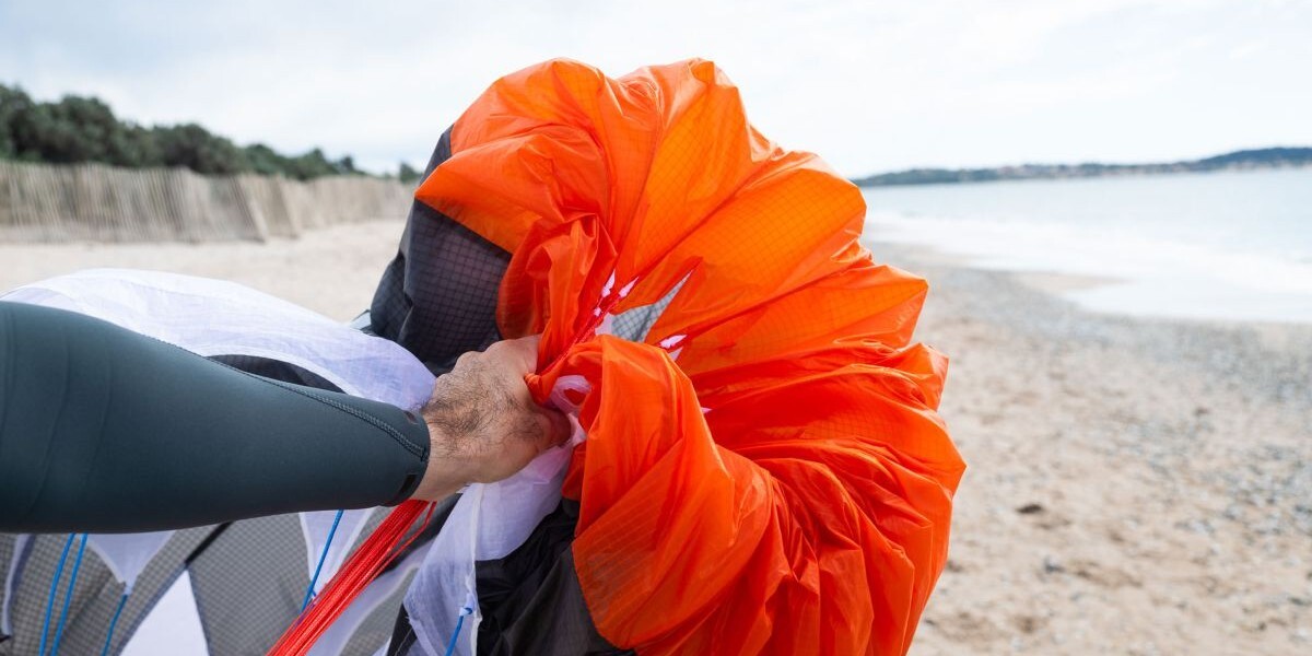 Beach flying practice with a parawing - like the Ozone Pocket Rocket V2 - is essential to learn how to parawing