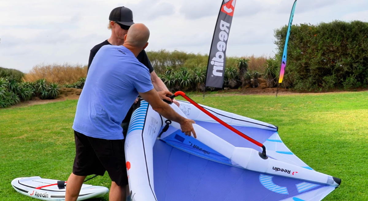 Thanks to the boom's rigidity, the center strut can be thinner and lighter weight. Damien shows how thin the center strut is.