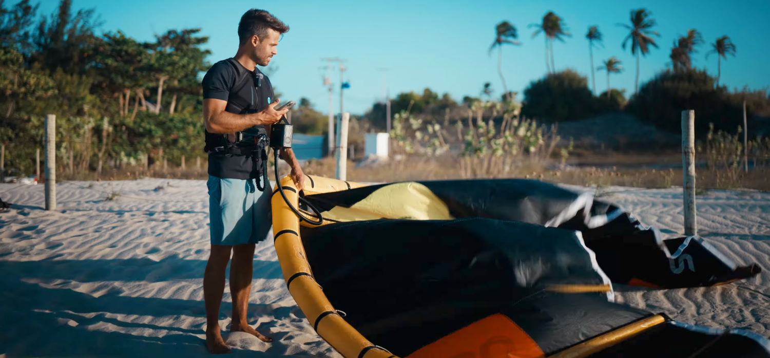 Why pump by hand when you can save your energy for riding? Rubens pumps up his kite with the Air Box Mini.