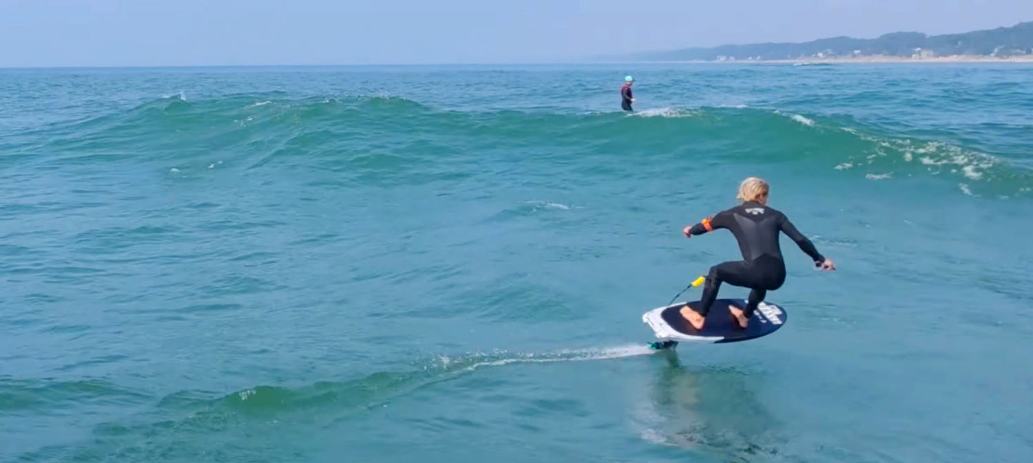 Hunter and Ryan had a great time testing the One-Lock integrated Foil Drive mast. Hunter surfs with the Slingshot One Lock integrated Foil Drive mast.