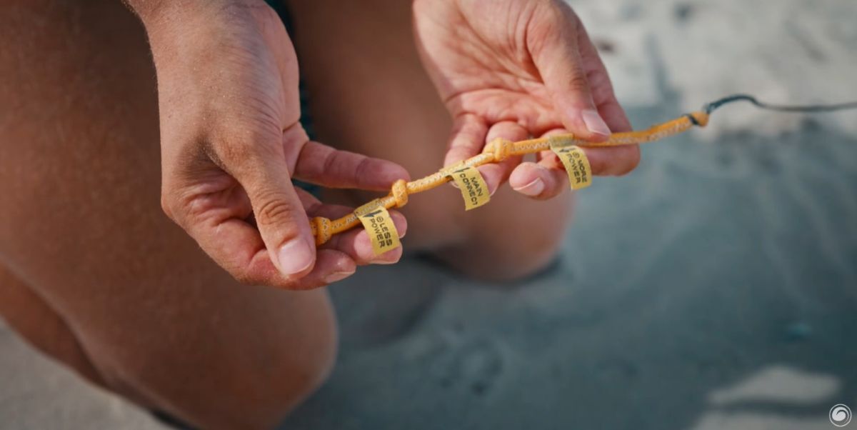 Closeup of the steering lines on a control bar, where the most beginner-friendly option is the middle knot.