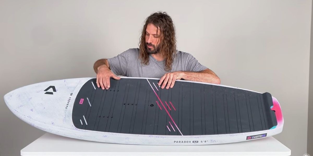 Tucker describing the strap options and seals on the Duotone Paradox SLS