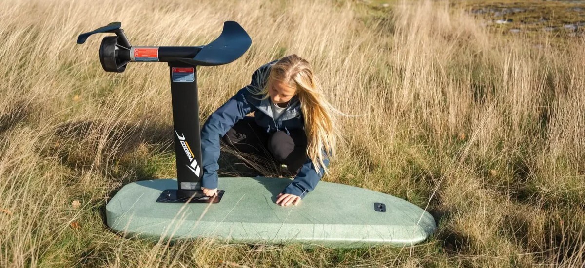 Woman assembling mast and propulsion unit on the Waydoo Pro Lite